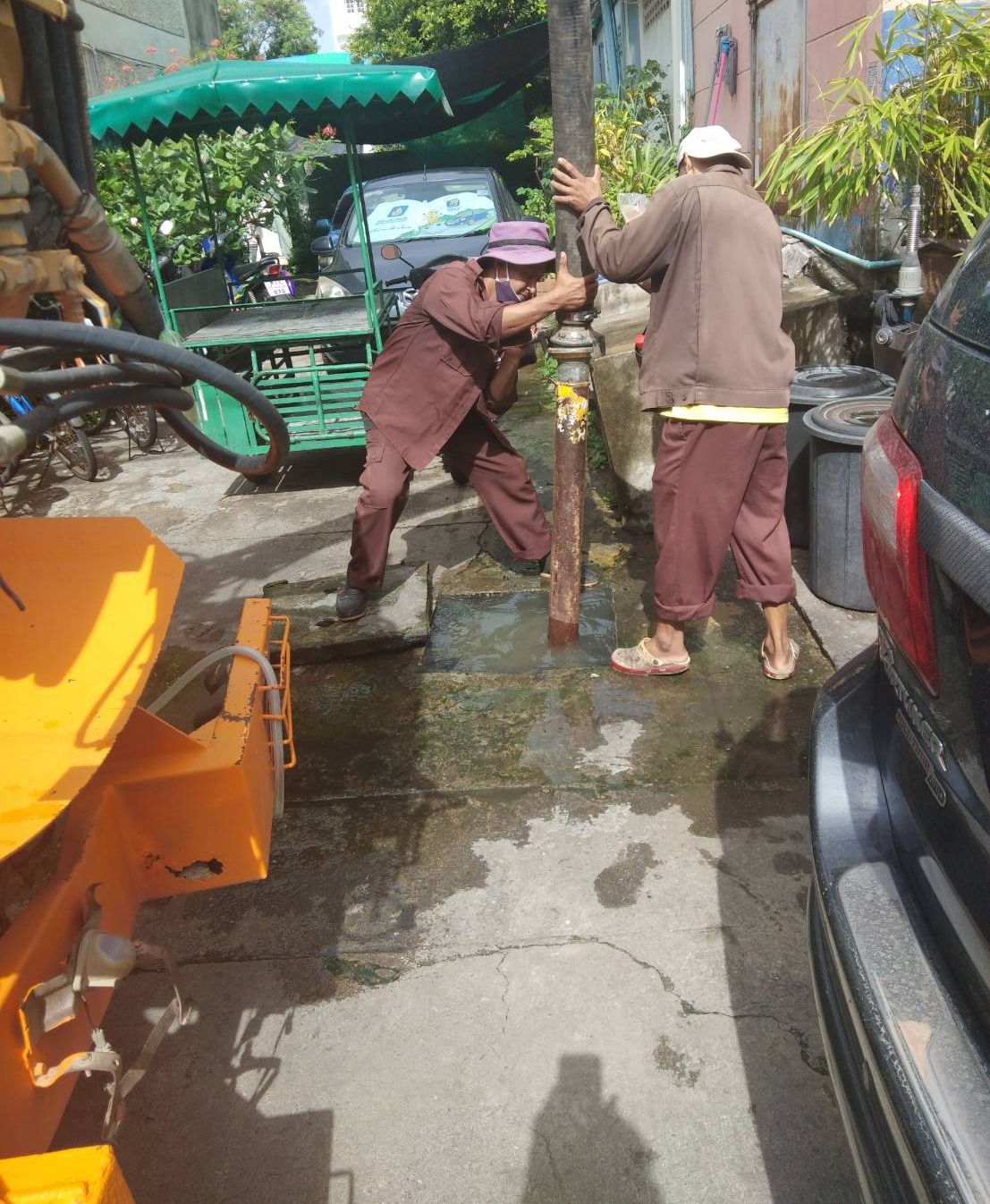 โยธามีนบุรี รุดแก้ไขทันที ปัญหาท่อระบายน้ำอุดตัน หมู่บ้านปรีชา 10